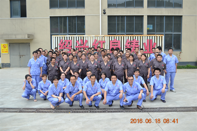 2016.06.18公司管理團(tuán)隊(duì)與部分一線員工統(tǒng)一著裝合影，展示干部員工團(tuán)結(jié)、積極向上風(fēng)采.JPG